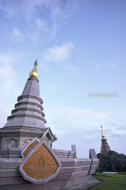 Phra Mahathat Naphamethanidon和Phra Mahathat Naphapholphumisiri的垂直视图